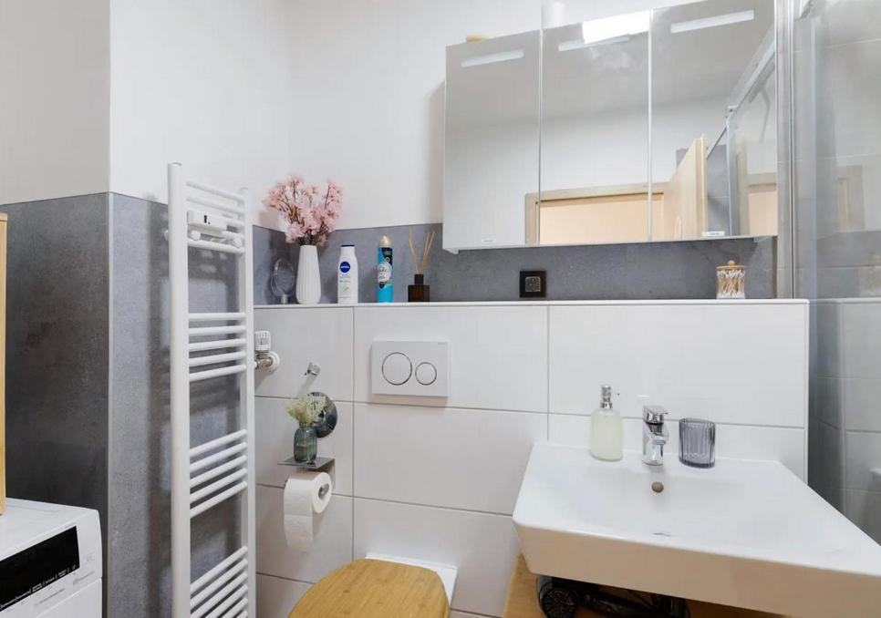 Charmentes Privatzimmer Mit Kueche, Naturgebiet Düsseldorf Exteriör bild